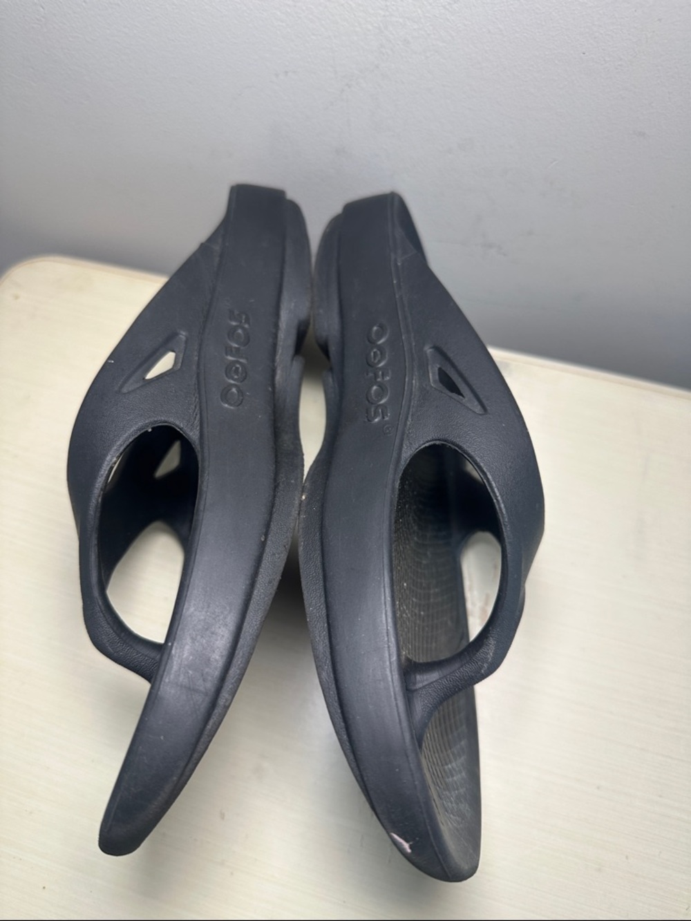 OOFOS Black Recovery Flip Sandals - Picture 5 of 7